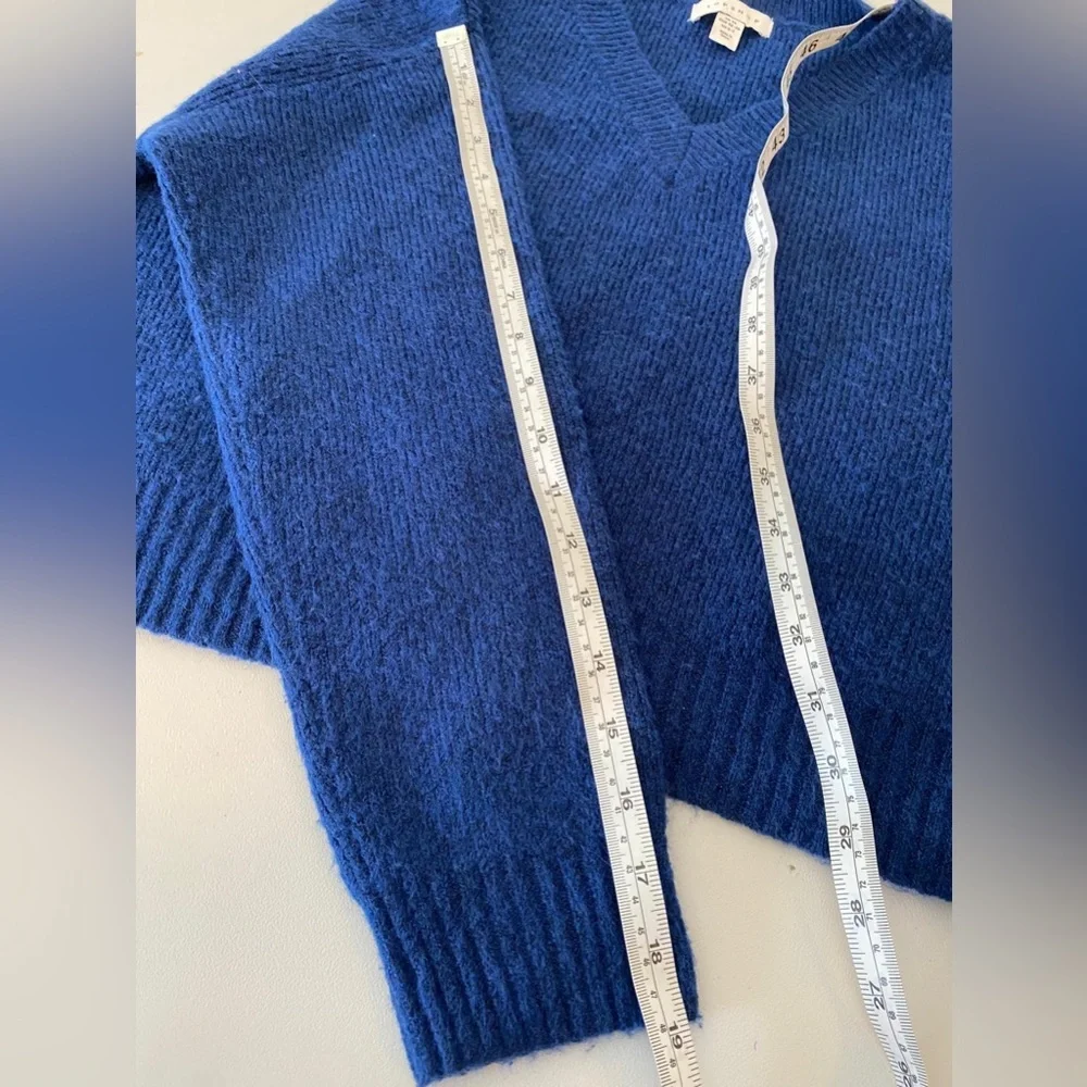 TOPSHOP Blue Cropped Sweater. Size 0-2